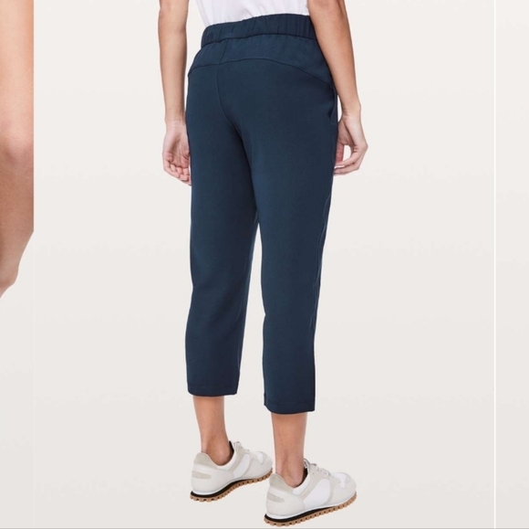 lululemon athletica On The Fly Crop Woven 23" - True Navy - Picture 4 of 12